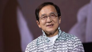 Jackie chan porta la fiamma olimpica a pompei tra i tedofori di milano cortina 2026