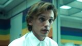 Jamie campbell bower debutta come henry creel in stranger things prequel e svela il legame con vecna nella stagione 5