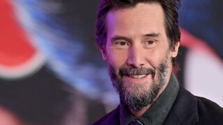 Keanu reeves protagonista della doppietta di film più improbabile in aereo e paparazzato