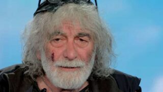 Mauro corona operato e in studio con le stampelle: cosa è successo all’alpinista