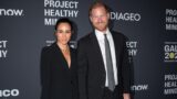 Meghan markle e prince harry cercano il relax dopo i problemi di hollywood