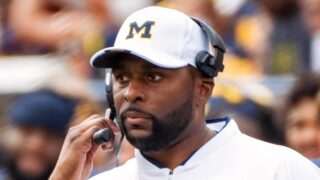Allenatore di football nel Michigan licenziato dopo accuse di rapporti inappropriati con lo staff