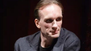 Noto attore trovato morto in casa in un tragico lutto nel cinema