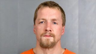 Uomo in Colorado aggredisce avvocato con mossa di MMA in tribunale