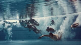 La peste film recensione un incubo ansioso sulla gerarchia sociale dei giovani