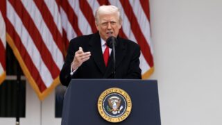 Donald trump suggerisce a stephen colbert di essere sopito