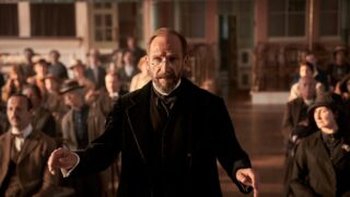 La recensione corale Ralph Fiennes brillante in un dramma della prima guerra mondiale confuso
