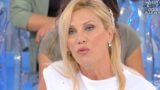 Uomini e donne Sabrina in lacrime lascia lo studio: cosa è successo alla dama