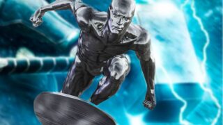 Marvel hero che brandisce mjolnir e silver surfer redefine il concetto di più forte