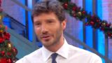Affari tuoi a luci rosse stefano de martino si lascia andare e la domanda imbarazza tutti