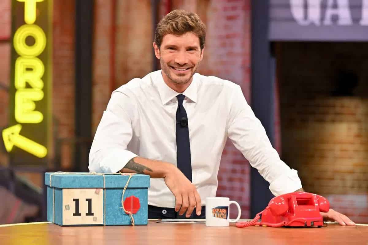 Perché stefano de martino non va in onda stasera 7 dicembre affari tuoi Perché stefano de martino non va in onda stasera 7 dicembre affari tuoi