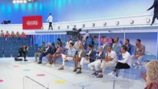 Paura a uomini e donne protagonista in ospedale in sedia a rotelle