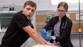 Tiro trailer della stagione 2 di the pitt suggerisce romanticismo tra mel e langdon