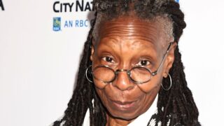 Whoopi goldberg risponde all’attacco di donald trump