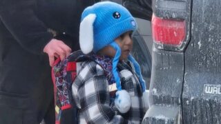 Agenti ice trattenono padre e figlio di 5 anni in minnesota