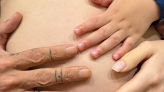 Famoso papà diventa padre per ottava volta a 60 anni, moglie di 26 anni in dolce attesa