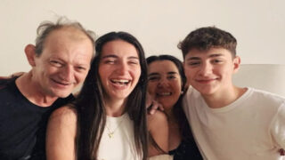 Adelaide de martino sorella di stefano rompe il silenzio sulla morte del papà e mostra un gesto chiaro a tutti