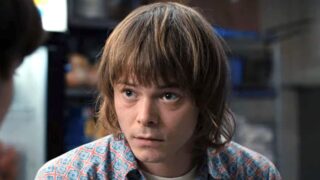 Charlie heaton figlio guarda stranger things per la prima volta
