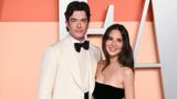 John mulaney rivela di sostenere finanziariamente olivia munn e la sua grande famiglia