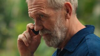Tom hiddleston e hugh laurie dialogo teso nel finale della stagione 2 di night manager clip