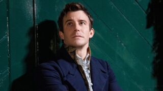 Bridgerton stagione 4 perché benedict non riconosce sophie come la signora d’argento raccontato da luke thompson e dallo showrunner