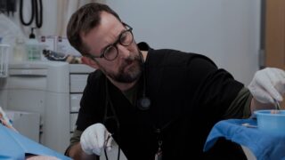 Dottor robby del pitt sembra incredibilmente popolare al pronto soccorso