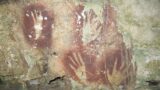 Arte rupestre più antica scoperta in indonesia con impronte di mano datate 67.800 anni