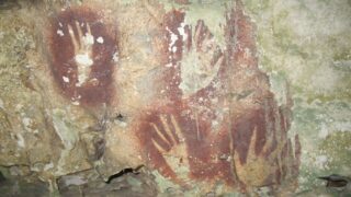 Arte rupestre più antica scoperta in indonesia con impronte di mano datate 67.800 anni