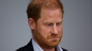 Principe harry finalmente testimonia contro i tabloid britannici