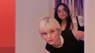Recensione del gallerista la satira tiepida di cathy yan sul mondo dell’arte contemporanea punta al bersaglio facile