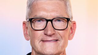 Tim cook criticato per aver partecipato a un evento cinematografico di melania trump dopo omicidio di alex pretti