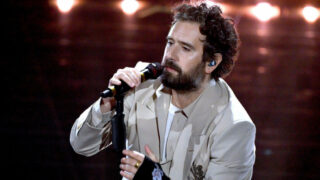 Tommaso paradiso mano fasciata sanremo 2026 cosa è successo
