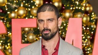 Michele morrone lo scatto dedicato a razzisti omofobi e misogini che fa il giro del web