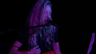 Cantante in ospedale lotta tra la vita e la morte una corsa contro il tempo