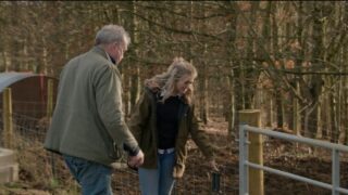 La star di clarkson’s farm ricoverata in ospedale dopo aver tagliato la punta del dito