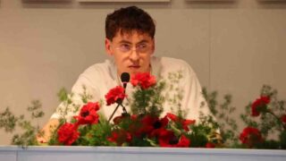 Sanremo 2026 tredici pietro la caduta come tentativo di rialzarsi