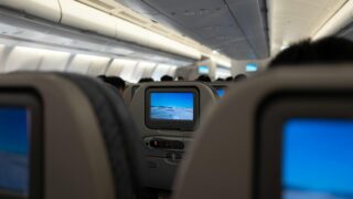 Gruppo religioso canta per 3 ore e disturba un volo di 9 ore