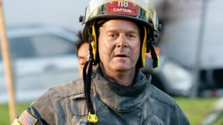 Attore di bobby di 9-1-1 annuncia il suo primo programma su una rete dopo la morte controversa del personaggio