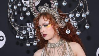 Chappell roan risponde alle critiche sul look ai grammy considerato troppo audace