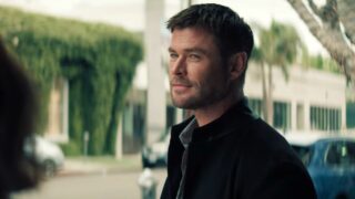 Chris hemsworth e mark ruffalo nel  thriller di crimine r-rated che conquista 100% su rotten tomatoes