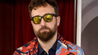 Dargen d’amico sanremo 2026 perché indossa sempre gli occhiali