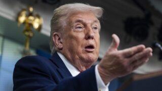 Trump attacca l’esibizione di bad bunny durante l’intervallo su truth social