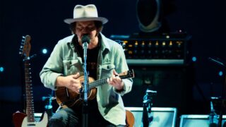 Eddie vedder racconta la sua lotta per curare l’epidermolisi bollosa nel videoclip matter of time