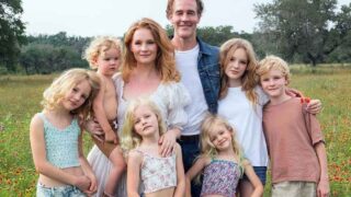 Katie holmes ricorda james van der beek e i fan raccolgono 1,3 milioni di dollari