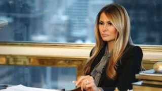 Melania trump documentario sospeso da amazon dopo battute sul cartellone del cinema