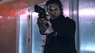 Milla jovovich si libera dall’essere appesa capovolta e affronta un nemico in un video di azione vietato ai minori