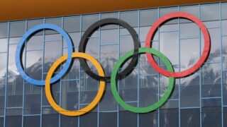 Medaglie olimpiche rotte: vincitori olimpici invernali chiedono spiegazioni agli organizzatori