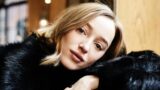 Phoebe dynevor sarà la protagonista dell’adattamento del bestseller beach read