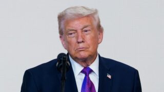 Trump  video su truth social che prende di mira obama con trasformazione intelligenza artificiale