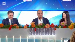 Sanremo 2026 conferenza stampa di vigilia dal ricordo di pippo baudo e presenza di giorgia meloni